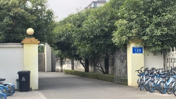 針對覃永沛律師此次的拘押地，鄧曉雲表示，裡面是怎樣的情況，外面完全看不到。