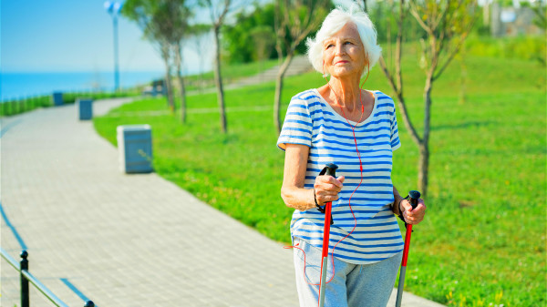 適度運動可以提高免疫力跟抗病能力，有利於老年痴呆症狀預防。