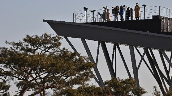 2021年1月1日，游客们站在韩朝边界非军事区（DMZ）附近的Imjingak和平公园的观景台上。