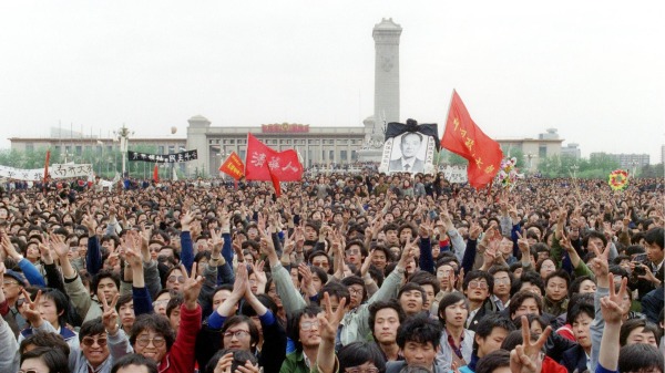 广义的六四事件则指自1989年4月开始，由大学学生在北京市天安门广场发起，并持续2个月的全国性示威活动。