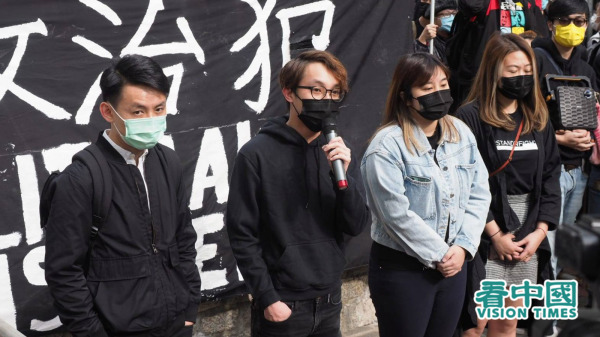 民阵召集人陈皓桓（左二）与香港各民主派政党代表先后发言。（图片来源：李天正/看中国）