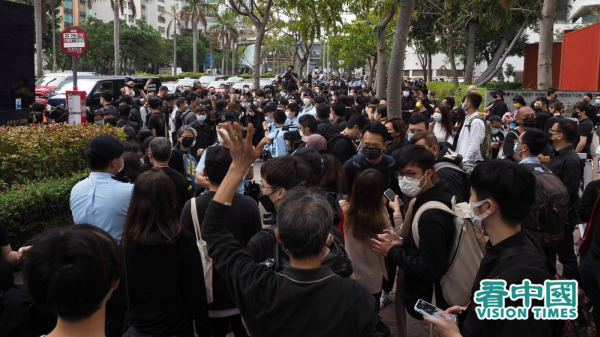大批市民身穿黑衣在西九龙裁判法院外排队声援。未到10点，人龙越来越长，加入排队的市民络绎不绝。（图片来源：李天正/看中国）