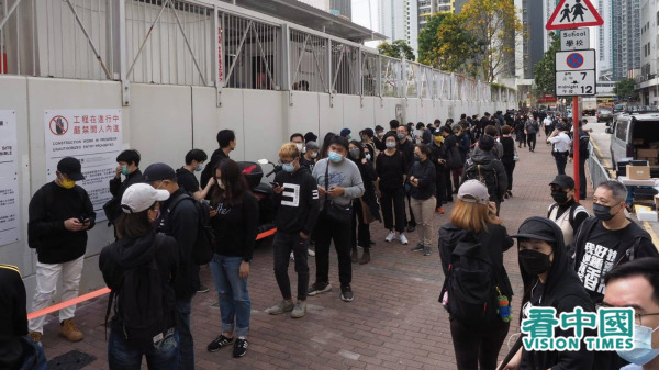大批市民身穿黑衣在西九龍裁判法院外排隊聲援。未到10點，人龍越來越長，加入排隊的市民絡繹不絕。（圖片來源：李天正/看中國）