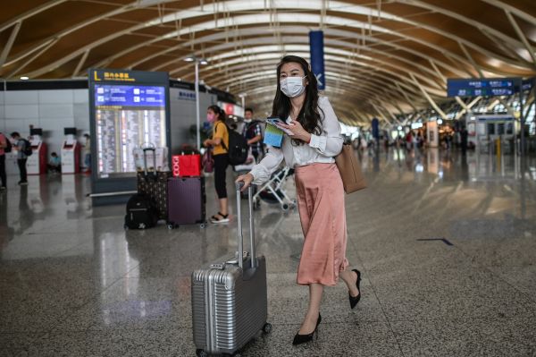 2020年6月，一名女子走在上海浦东机场