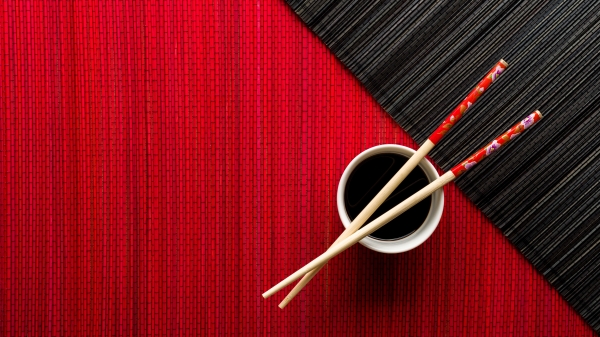 用餐時將筷子交叉是不對的。