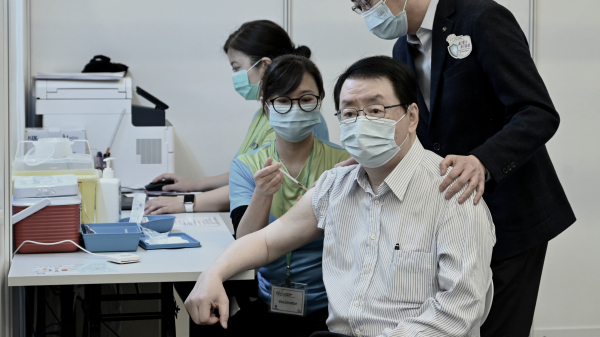 图为香港科兴疫苗开打首日，一众现任前任官员带头接种。（图片来源：香港政府新闻处）