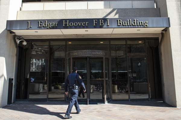 美國聯邦調查局（FBI）位於華盛頓DC的總部大樓門外。（圖片來源：ERIC BARADAT/AFP via Getty Images）