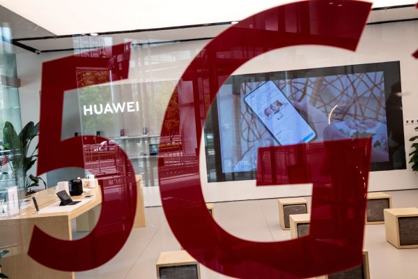 2020年5月25日，中国电信巨头华为在北京的一家商店里贴了一张标示着“5G”的红色贴纸。