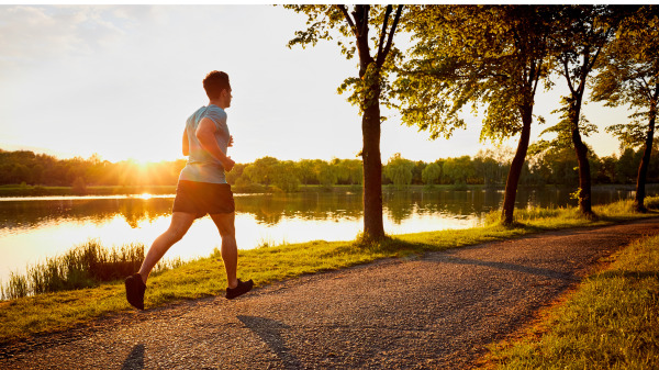 运动让身体新陈代谢好血液循环佳，缓解身体衰老。