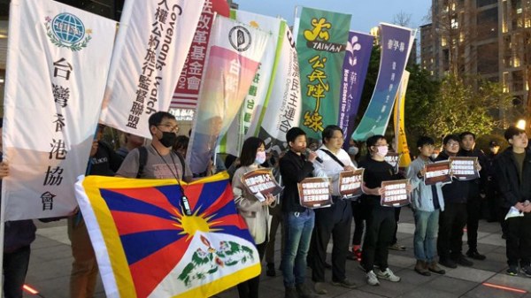 中国全国人大通过整顿香港选举制度的法案，除了国际发声表达关注外，近日在台湾亦有多个公民团体以及台北市议员发起抗议行动。到场的香港民阵前副召集人黄奕武也直斥相信中共是最愚蠢的事情。