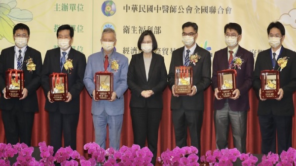 總統蔡英文（中）14日在台北出席「第13屆台北國際中醫藥學術論壇」開幕儀式，頒獎給得獎者並合影留念。