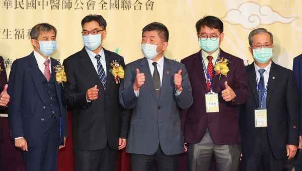 衛福部長陳時中（中）出席13日在台大醫院國際會議中心舉行「第13屆台國際中醫藥學術論壇」，並與現場貴賓合影。