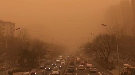 3月15日，北京及多个北方城市发布沙尘暴黄色预警，整个城市笼罩在黄沙中。（图片来源：微博）