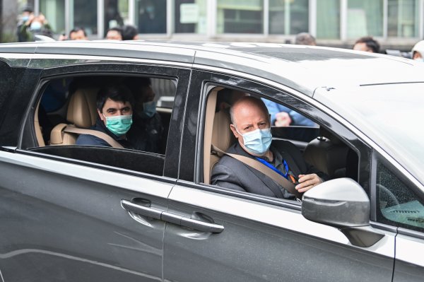 彼得・达萨克和世卫组织团队的其他成员在调查Covid-19冠状病毒的起源，他们于2021年2月2日到达武汉市湖北省动物疾病预防控制中心。
