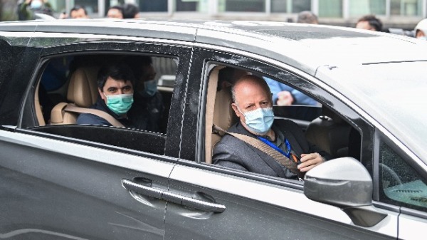 彼得・达萨克和世卫组织团队的其他成员在调查COVID-19病毒的起源，他们于2021年2月2日到达武汉市湖北省动物疾病预防控制中心。(