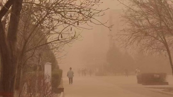 中国大陆沙尘天气将持续，官方称此次沙尘暴源起于蒙古国，韩媒称源起中国，多家官媒发文批评（图片来源：微博）