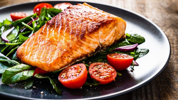 蛋白質是機體免疫防禦功能的物質基礎，如瘦肉、奶類、魚蝦類和豆類食物。