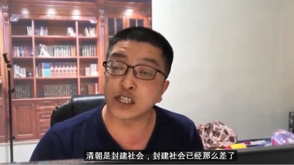 近日，有“大五毛”之称的中国网红在直播时疑似醉酒大骂共产党（图片来源：视频截图）