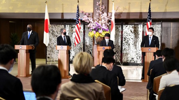 2021年3月16日，美国国务卿布林肯和国防部长奥斯汀在东京的招待所举行2+2会议后，与日本外相和国防大臣举行联合新闻发布会。(Kazuhiro NOGI / POOL / AFP via Getty Images）