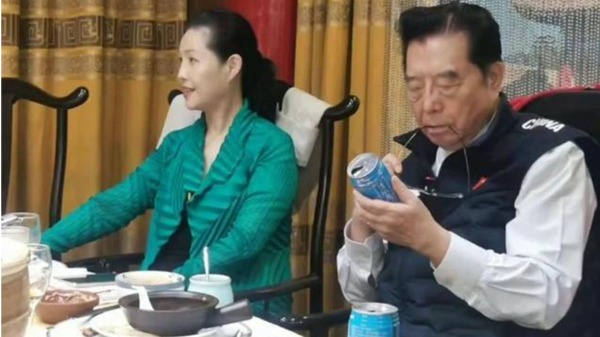 2021年3月16日，中国网友晒出李双江和妻子一同聚餐视频。（图片来源：微博@扒圈内酱）