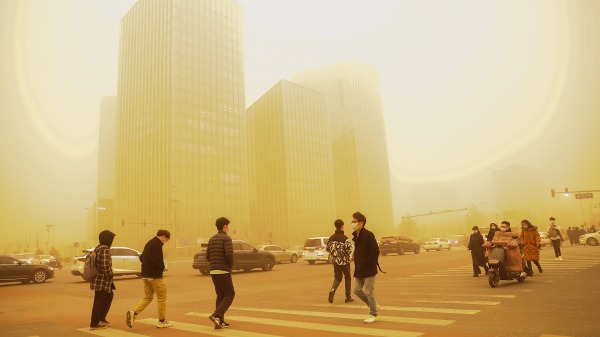 北京漫天风沙，市民戴口罩上街，多个航班取消。
