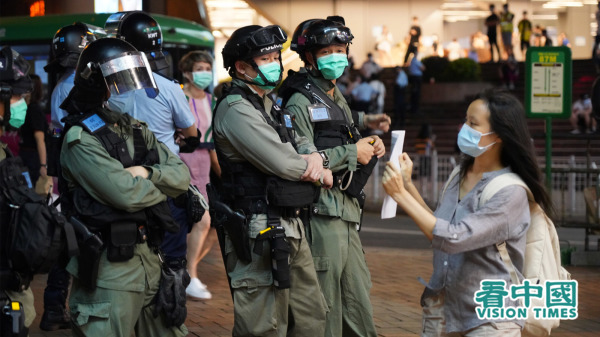2020年6月12晚，有香港市民在葵湧廣場擺放抗爭橫幅，大批香港警員到場。