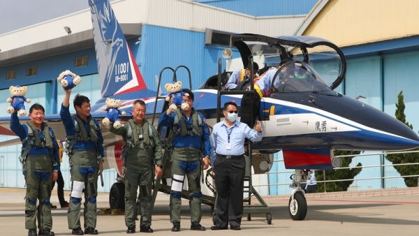 由汉翔研制的2架国造勇鹰高教机将交付空军进行作战测评。汉翔董事长胡开宏（中）2日同乘升空测试，并与飞行员一同合影。