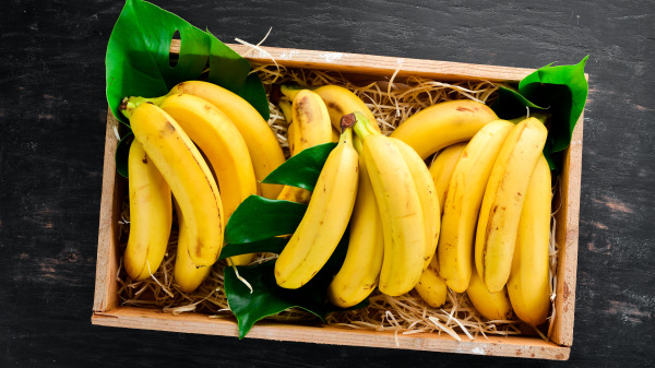 香蕉中碳水化合物可分解转化为糖原或葡萄糖，是身体燃料主要来源。