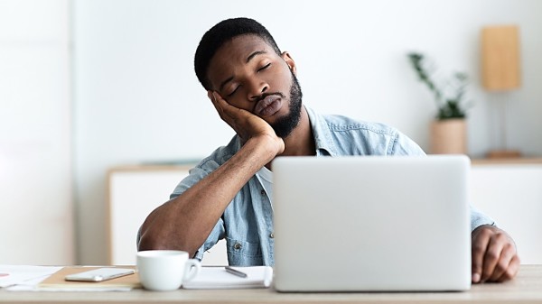 失眠会导致第二天精神不济，影响工作。