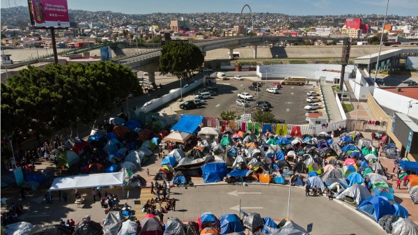 图为2021年3月17日，中美洲移民在美墨边境的墨西哥一方搭帐篷等候进入美国的机会。（图片来源：Guillermo Arias/AFP via Getty Images）