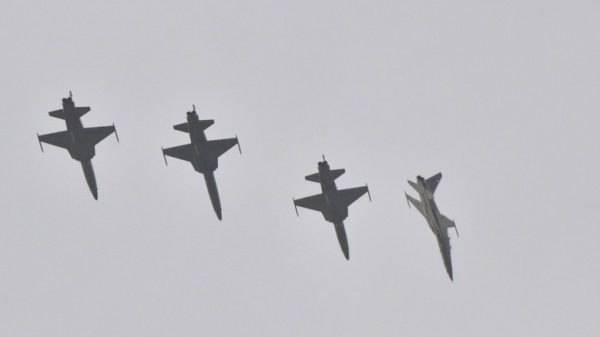 2架F-5E战机于22日下午例行训练时疑似因擦撞坠海，2名飞行员跳伞，目前海空正全力搜救中。图为2020年10月20日拍摄的F-5E战机。