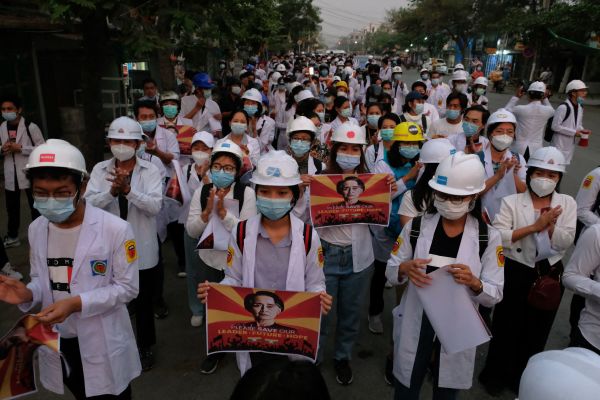 2021年3月21日，缅甸医护人员和学生参加反对军事政变的抗议游行。