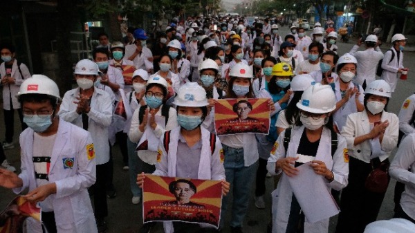 2021年3月21日，缅甸医护人员和学生参加反对军事政变的抗议游行