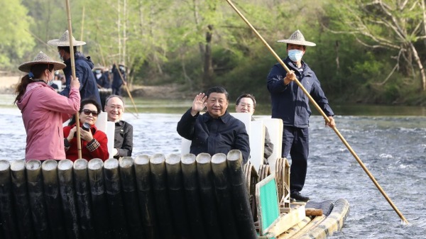 2021年3月22日，习近平与夫人彭丽媛等坐船游览。（图片来源：网络）
