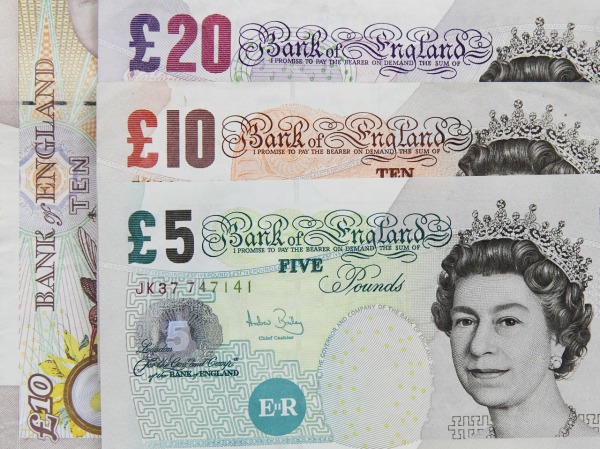 英國一名7旬老翁日前在取款機取到一張「無臉」10英鎊紙鈔。