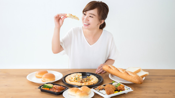 暴饮暴食对肠胃的伤害是非常大，易患上肠胃病。