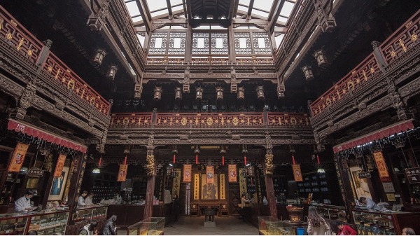 胡庆余堂位于杭州吴山北麓大井巷，由“红顶商人”胡雪岩创建。