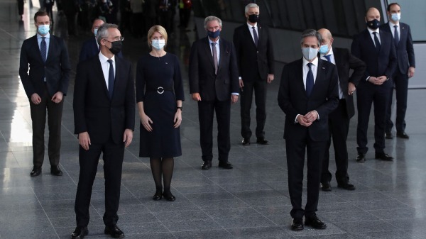 2021年3月23日，美国国务卿布林肯在欧洲布鲁塞尔与北约外长们会面后合影。（图片来源：YVES HERMAN/POOL/AFP via Getty Images）