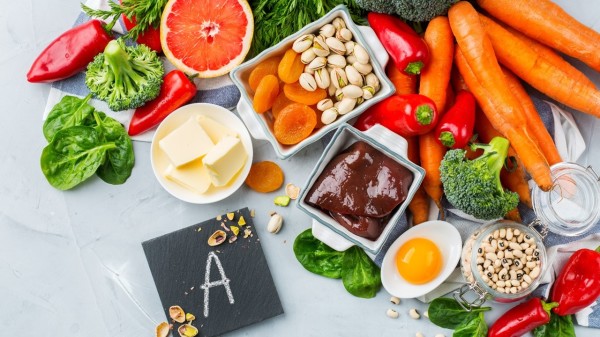 常見富含維生素A的食物有蛋黃、胡蘿蔔、動物肝臟，和黃色的水果等。