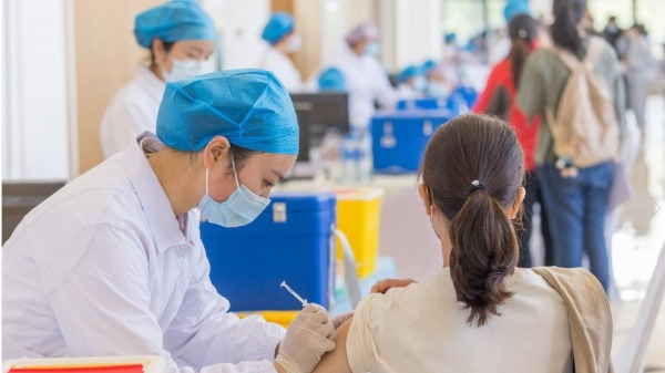 近期有消息指，中国各地方政府开始强迫百姓接种疫苗。示意图：接种国产疫苗（图片来源：微博）