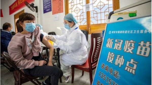 中國民眾接種國產疫苗（圖片來源：微博）