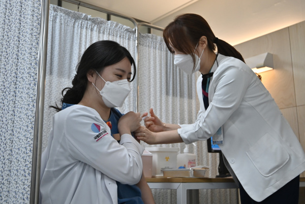 韩国一名女子在接种疫苗