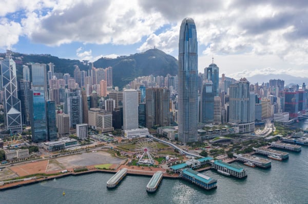 俯瞰香港维多利亚港的摩天大厦国际金融中心（IFC）二期，是香港作为世界级金融中心的地标。（图片来源：庞大卫/看中国）