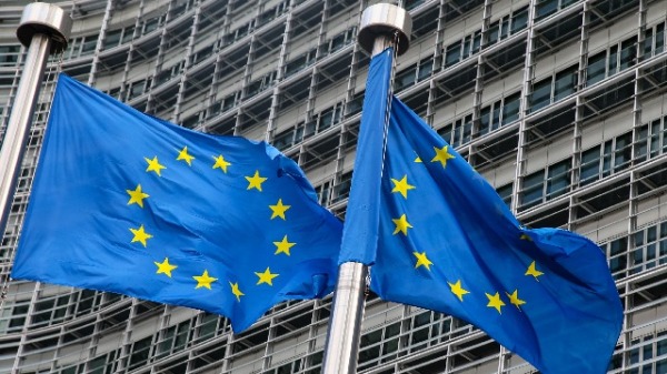 歐盟旗幟在歐盟委員會布魯塞爾總部外飄揚。（圖片來源：ARIS OIKONOMOU/AFP via Getty Images）