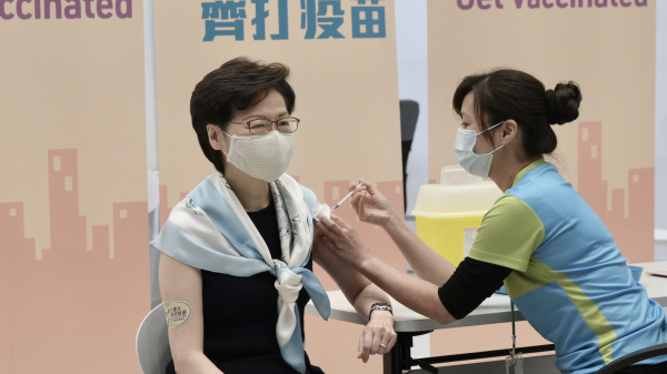 香港特首林郑月娥3月23日率领特区政府官员打第二针科兴COVID19疫苗。
