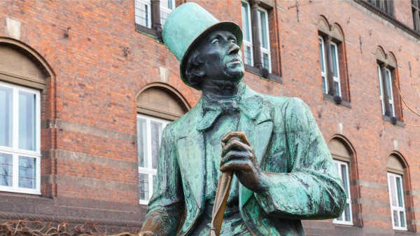 丹麦哥本哈根市政厅附近的作家暨诗人安徒生雕像。