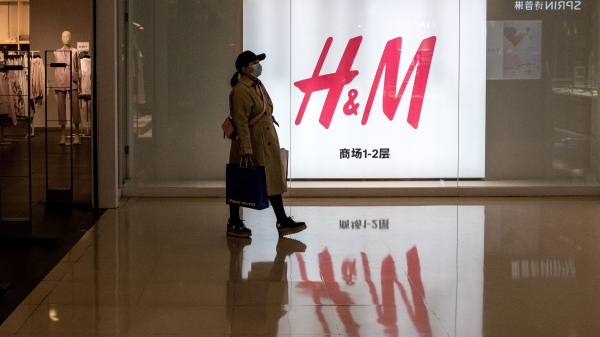 快时尚服装品牌H&M称拒用新疆棉后，遭到中国官方强烈反弹，并扬言抵制，多个电商平台下架H&M产品，百度、高德地图App今天也已搜寻不到H&M门市。