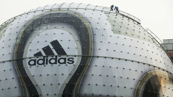 上海爱迪达（adidas）足球形建筑。