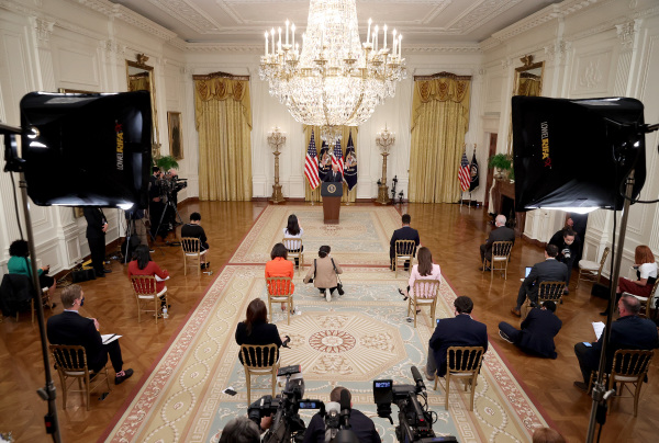 2021年3月25日，拜登在白宫召开他的第一次记者招待会。（图片来源：Chip Somodevilla/Getty Images）