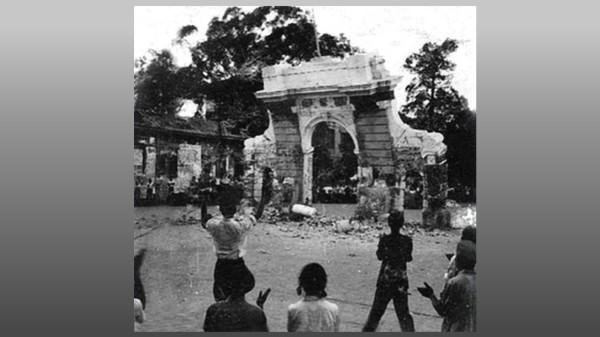 清华园里的第一场浩劫：清华“二校门”被拉倒的瞬间，围观的群众鼓掌。